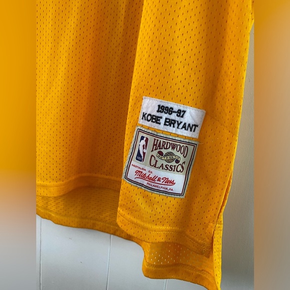 LA Lakers Kobe Bryant Mitchell Ness 1996-97 Jersey NBA Yellow Gold Home Memorial - Picture 5 of 11